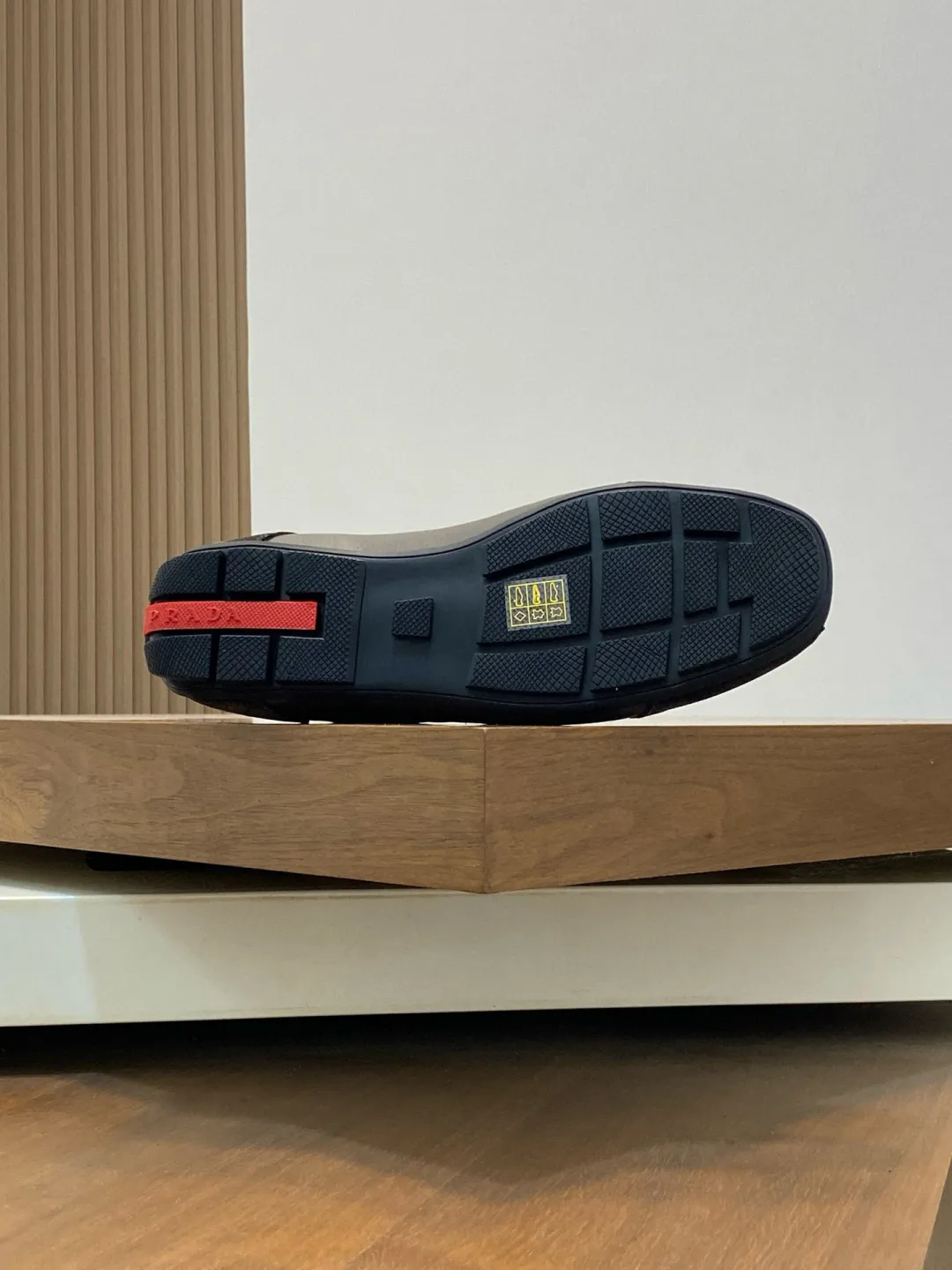 Men's Men's Shoes 💰800 Prada/Prada Men's Leather Casual Sports Shoes, a hot product made in Guangzhou! Made of imported calfskin splicing upper, three-dimensional geometric segmentation, precision manufacturing, uniform stitching, leather texture at a glance, multi-color splicing, fashionable and generous, soft, comfortable and breathable, decorated with PRADA letter logo on the outside, classic letter logo on the tongue, fabric strap on the heel, P family's classic sports shoe type, with fabric lining, silver logo cowhide foot pads, and P family's exclusive rubber outsole. The details are carefully crafted, making it a versatile item for travel! Comes with original box and dust bag! Multiple colors available! Size: 39-40-41-42-43-44 standard leather shoe size (38, 45 customized ¥)